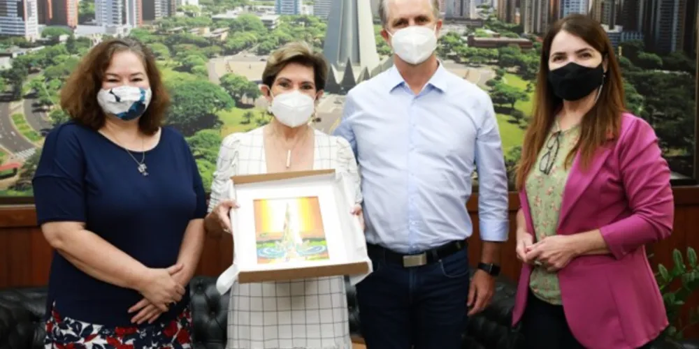 Ao centro, a prefeita Elizabeth Schmidt e o prefeito de Maringá, Ulisses Maia.