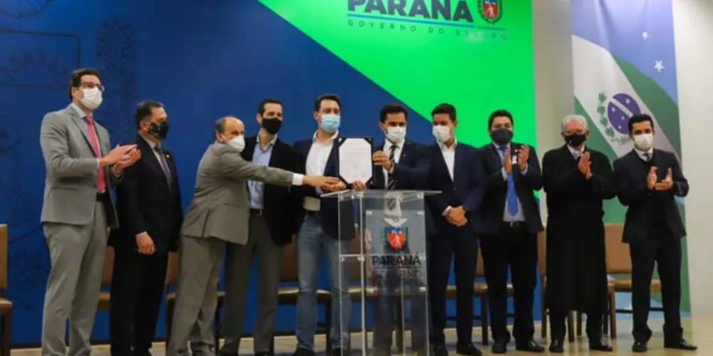 Lideranças políticas durante o anúncio oficial do ensino domiciliar no Paraná.