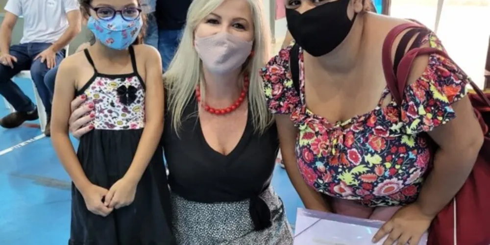 No centro, a secretária da Família e Desenvolvimento Social, Simone Kaminski, e beneficiados pelo programa.
