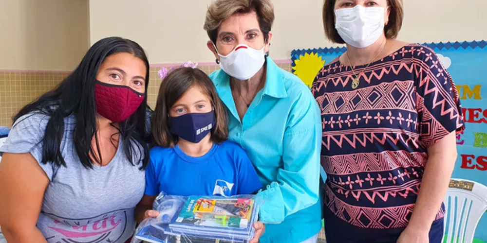 Prefeita Elizabeth e a secretária de Educação (à direita) estiveram na Escola Glacy Camargo Secco.