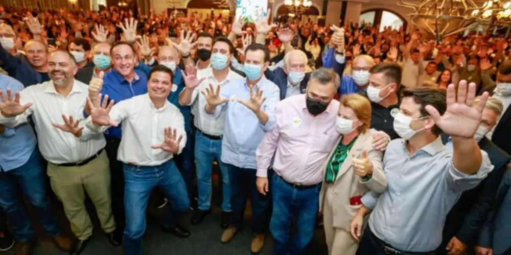 Lideranças políticas do PSD em evento realizado em Curitiba.
