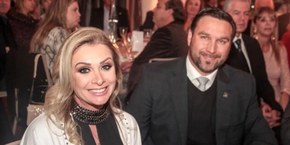 BODAS - Marcio e Fabia Pauliki celebraram na última terça-feira (1) seus 19 anos de casados, Bodas de Água Marinha. Vale ressaltar que Fabia será muito cumprimentada nesta quarta-feira (2), pela passagem de seu aniversário. Da coluna RC os sinceros votos de felicidades.