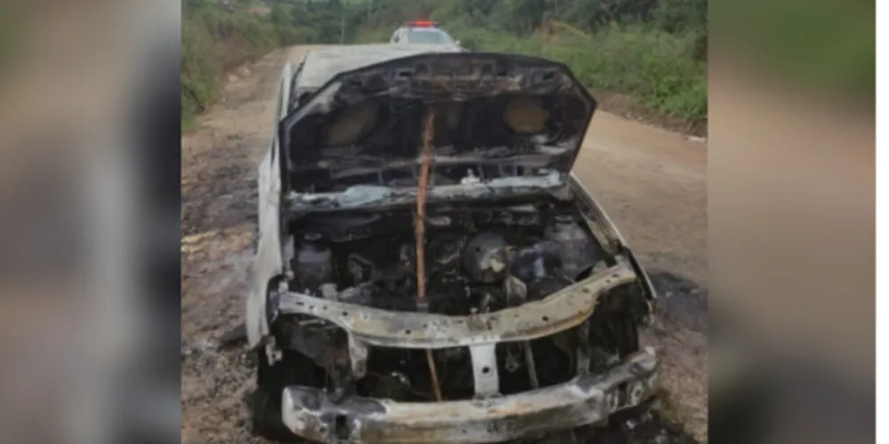 Imagem ilustrativa da imagem Carro roubado em Curitiba é encontrado carbonizado em PG