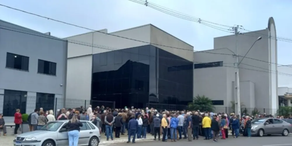 Pessoas precisaram esperar debaixo de garoa no Centro de Convenções e Avivamento
