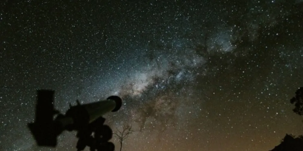 Casa compassiva, que abriga 40 animais multiespécies, promove ação com professor especialista em astronomia