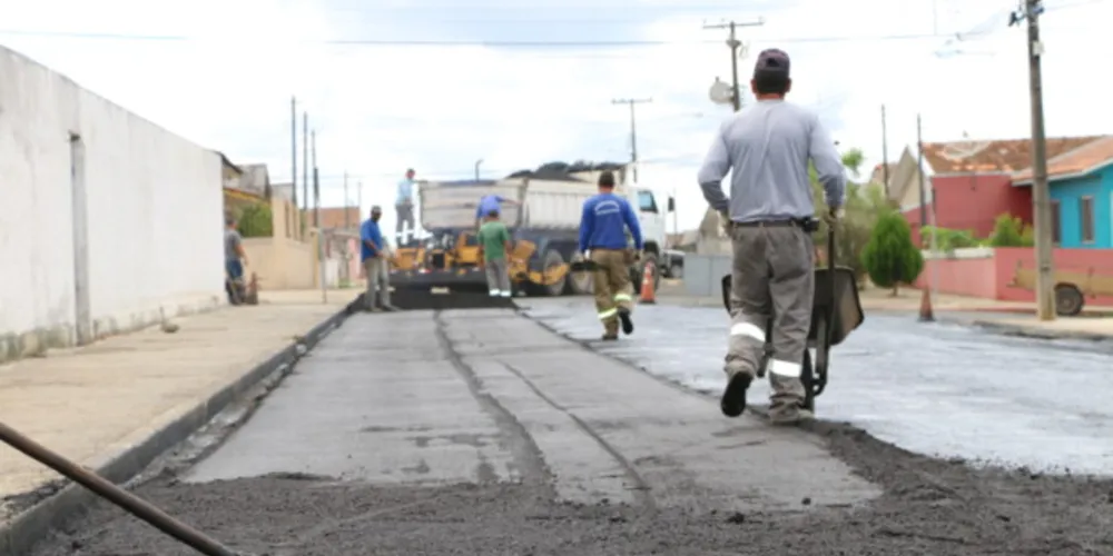 Prefeito Moacyr Fadel visitou as obras de recapeamento asfáltico nesta terça-feira (22)