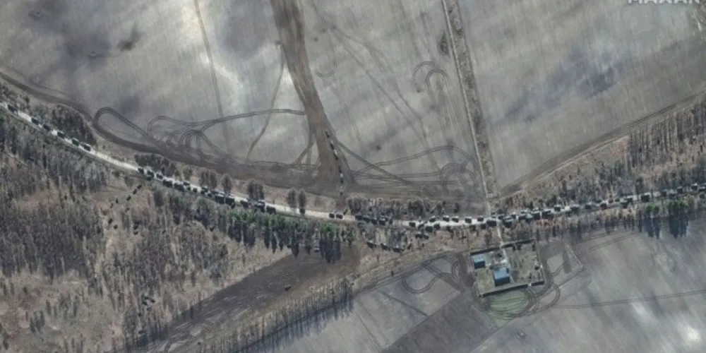 Os veículos militares estavam a 32 quilômetros ao norte do aeroporto Antonov
