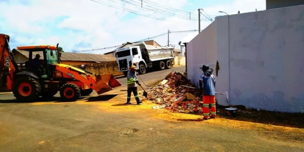 Prefeitura promove limpeza de bueiros, capinação, retirada de entulhos e readequações em estradas