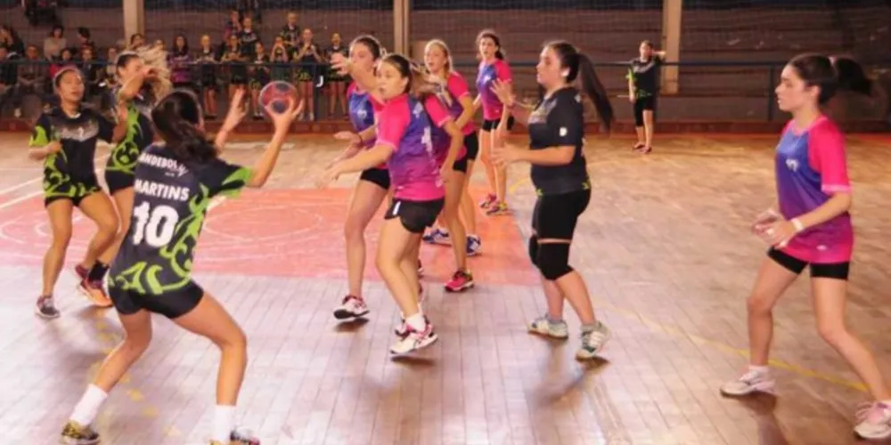 Atletas das escolas ponta-grossenses participam de competições em várias modalidades.