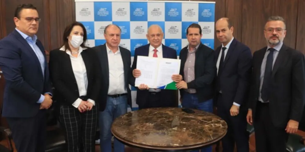 Lideranças do Governo do Paraná e da Assembleia Legislativa, junto do PLDO para 2023.
