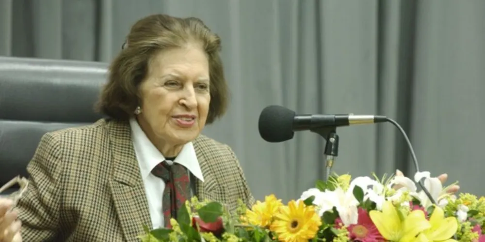 Aos  98 ANOS. a escritora integra a Academia Brasileira de Letras