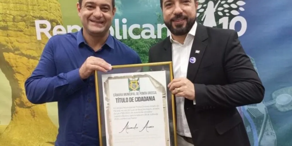 À esquerda o deputado Alexandre Amaro e à direita o vereador Leandro Bianco.