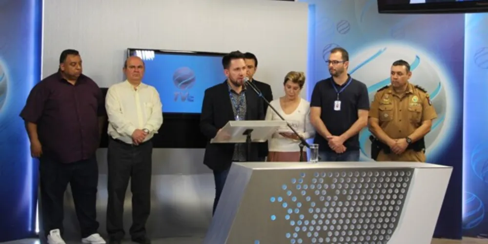 Ao centro Luiz Fernando, durante o período que foi diretor da TV Educativa de Ponta Grossa.