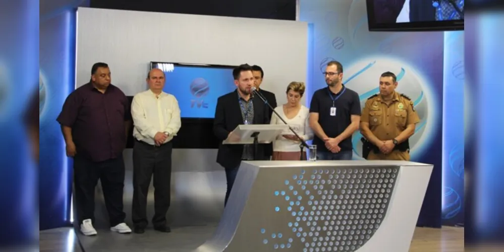 Ao centro Luiz Fernando, durante o período que foi diretor da TV Educativa de Ponta Grossa.