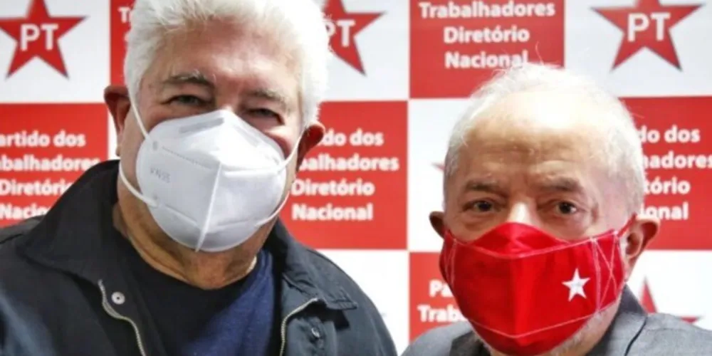 À esquerda o ex-governador do Paraná, Roberto Requião, e à direita o ex-presidente Luiz Inácio Lula da Silva.