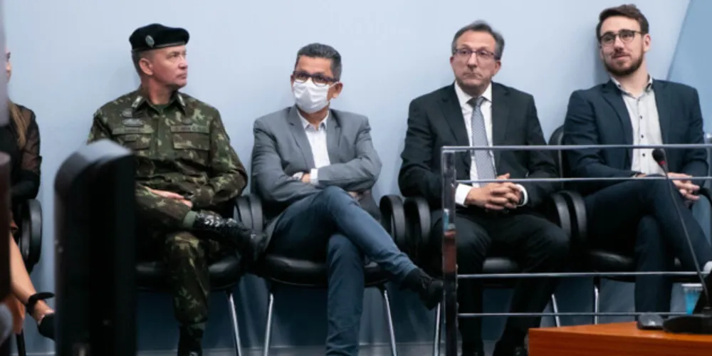 O reitor ao lado de representes do judiciário e do legislativo