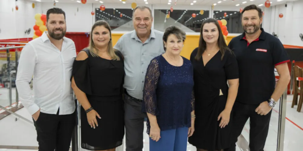 Família Pauliki esteve reunida na cidade natal do fundador do grupo, Jeroslau, para inaugurar a nova loja