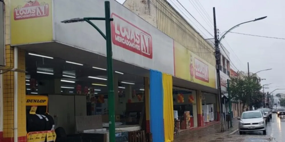 Fundada por descendente de ucranianos, a Lojas MM colocou duas faixas em frente à sua loja em Prudentópolis, em solidariedade à Ucrânia.