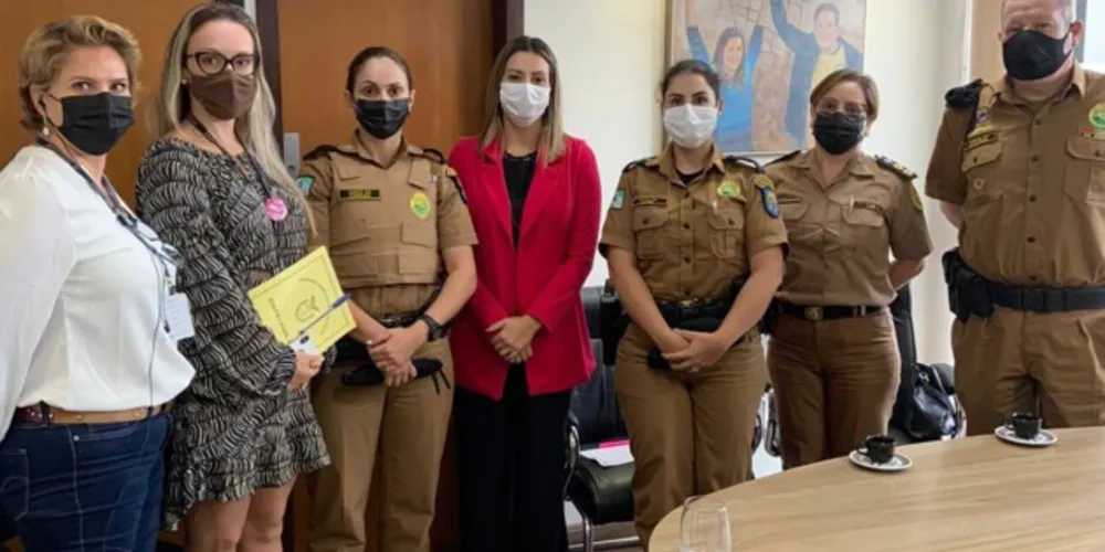 Ao centro, a parlamentar de Ponta Grossa, e outras lideranças da Polícia Militar.