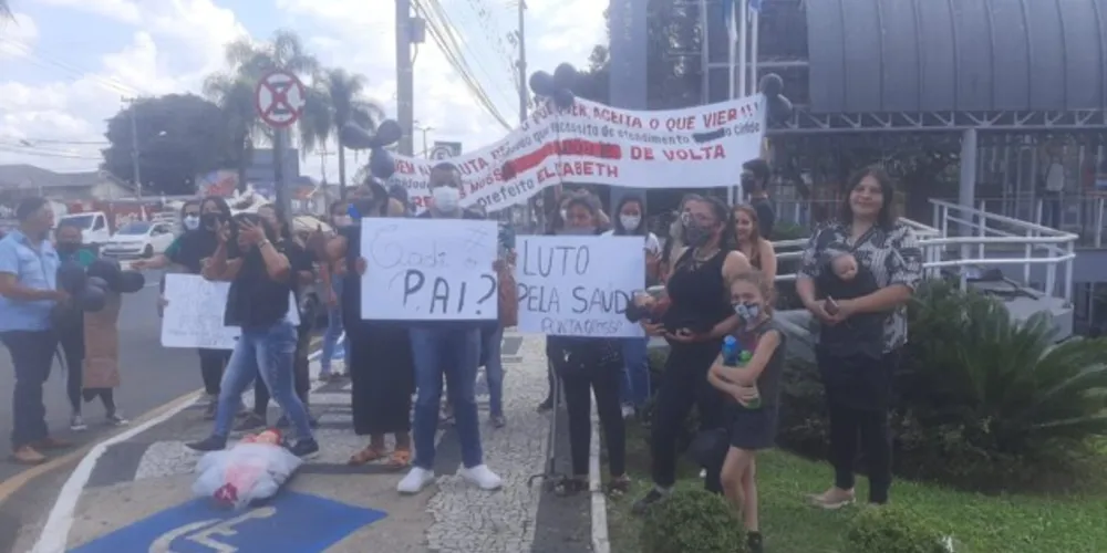 Manifestantes estão na Câmara Municipal de Ponta Grossa nesta tarde de quarta-feira (6)