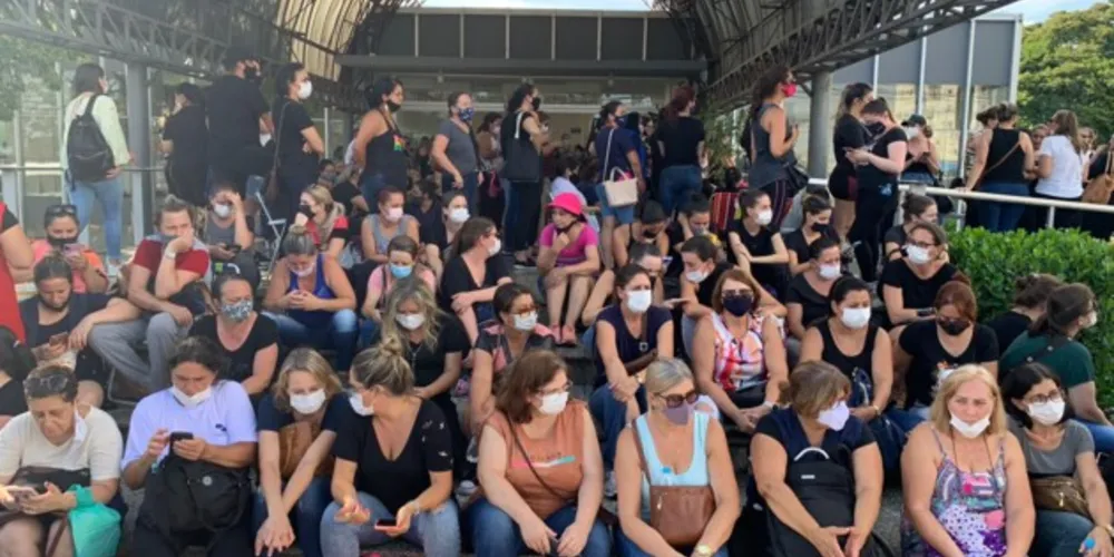 Servidores municipais em frente da Câmara Municipal de Ponta Grossa, nesta segunda-feira (7).