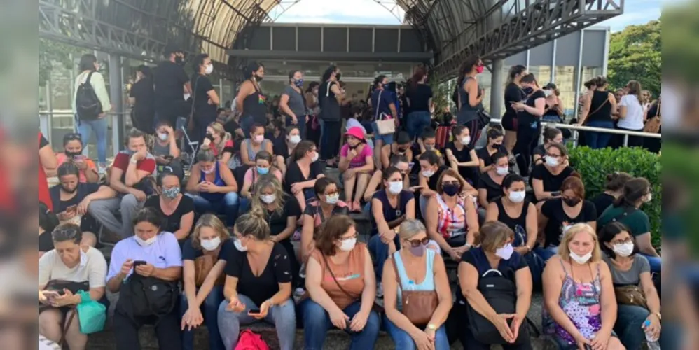 Servidores municipais em frente da Câmara Municipal de Ponta Grossa, nesta segunda-feira (7).