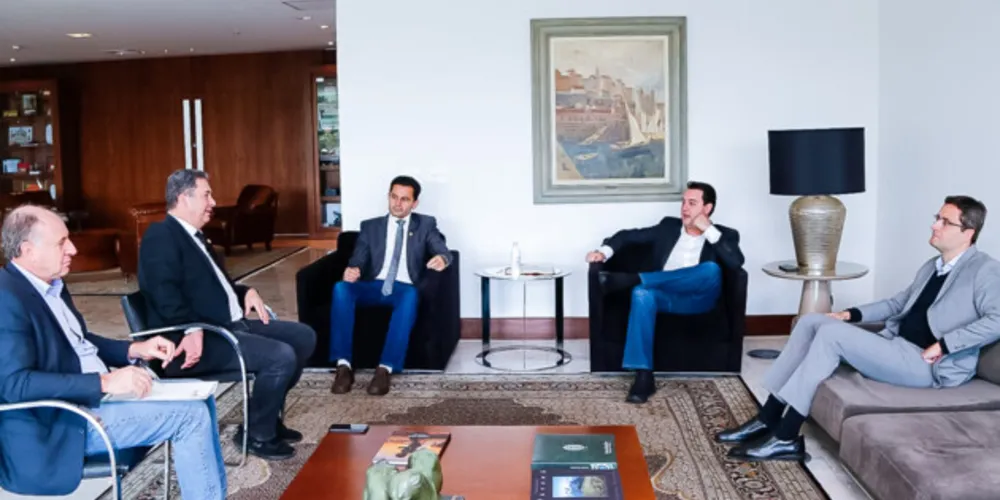 Lideranças políticas estiveram reunidas no Palácio Iguaçu, nesta quarta-feira (23).