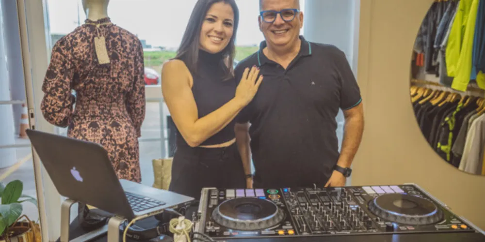 DESTAQUE - Leticia Cavina e Mauricio Cury são nomes de relevância quando o assunto é evento de sucesso em nossa região. Leticia que responde pelo buffet Cavina cada dia conquista mais clientes com suas criações gastronômicas e Mauricio embala os eventos mais badalados com seu feeling musical.