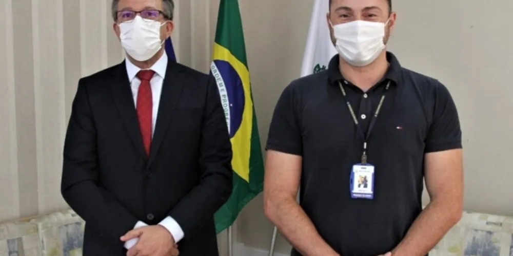 À esquerda o presidente da OAB/PG, Jorge Sebastião, e à direita o presidente da Câmara, Daniel Milla.