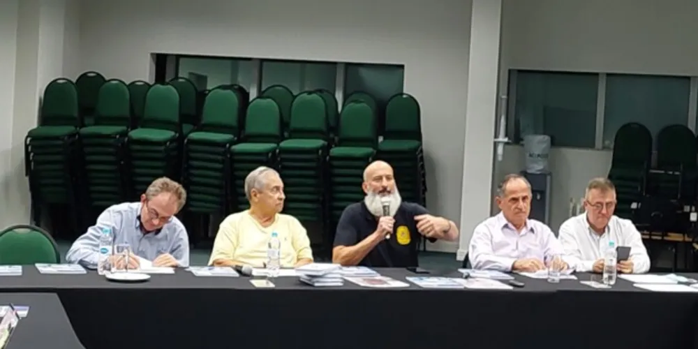 Ao centro, o delegado Nagib Palma, além de lideranças da Acipg.