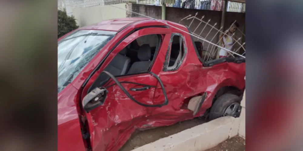 Van desgovernada atingiu dois carros e uma moto na região do Contorno. Colisões ocorreram nesta quinta-feira (17)