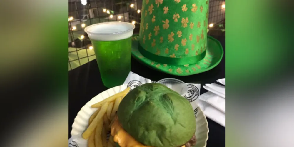 Evento conta com decoração especial, comidas típicas e chopp verde