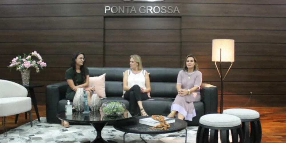 Evento teve a presença de aproximadamente 30 mulheres.