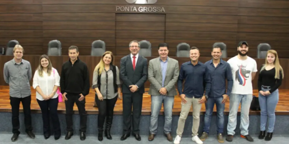 Ao centro o presidente da OAB de Ponta Grossa, Jorge Sebastião, e visitantes da UniSecal.