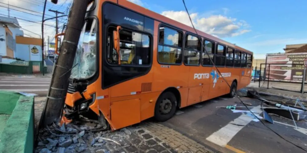 Acidente aconteceu no cruzamento das ruas Comendador Miró e Santos Dumont, região central de Ponta Grossa