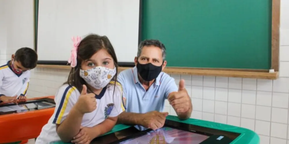 Prefeito Ary Mattos (DEM) esteve presente no processo de distribuição das novas mesas digitais interativas