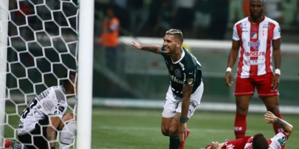 Com quatro gols, o atacante Rafael Navarro (foto) é o destaque