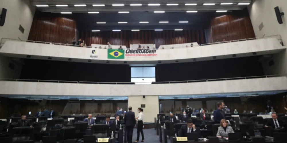 Com as galerias abertas e a presença da população, deputados aprovam projeto de lei que proíbe a exigência de passaporte sanitário no Paraná.