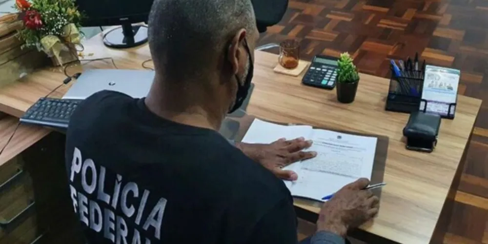 Policiais federais cumprem, em Medianeira e Missal, no Oeste do Paraná, um mandado de prisão preventiva, um mandado de prisão temporária e três mandados de busca e apreensão
