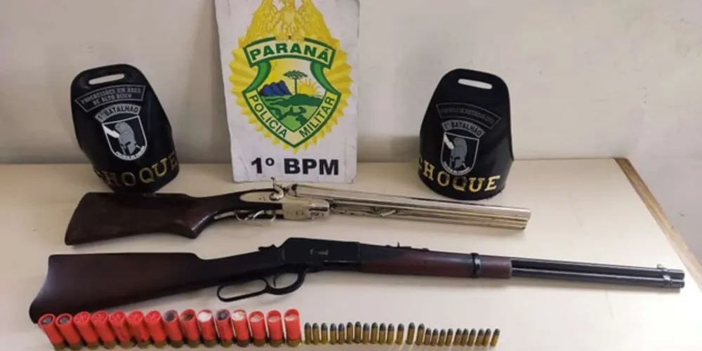 Armas e munições foram localizados num guarda-roupas, no quarto do imóvel