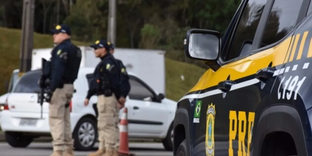 A Polícia Rodoviária Federal foi acionada para auxiliar na situação.