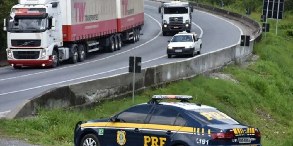 Historicamente há um aumento relevante do fluxo de veículos e de ônibus de passageiros nas rodovias federais