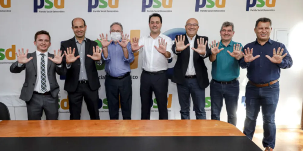 Ao centro, o governador do Paraná, Ratinho Jr. e as novas lideranças do PSD.