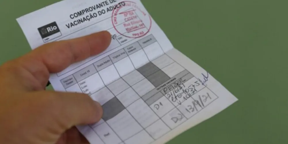 O passaporte da vacina seria uma forma de incentivar as pessoas a se vacinarem contra a covid-19.
