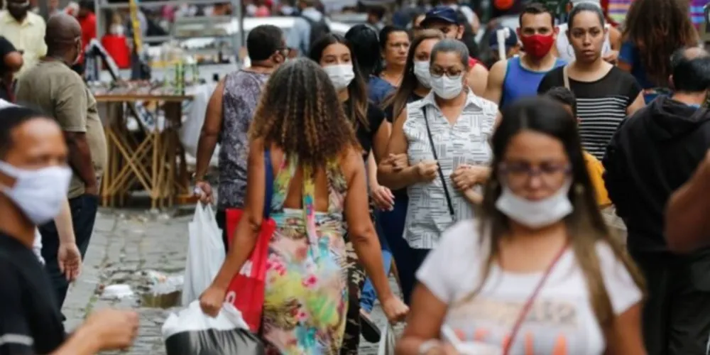Lei Estadual obriga o uso de máscaras de proteção contra a covid-19 no Paraná.