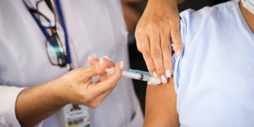 Formulários para cadastro estão disponíveis para pessoas com 31 anos ou mais que ainda não receberam a terceira dose