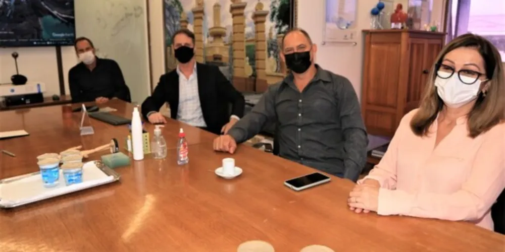 Prefeito Elias Gomes da Costa esteve reunido com representantes da Sanepar