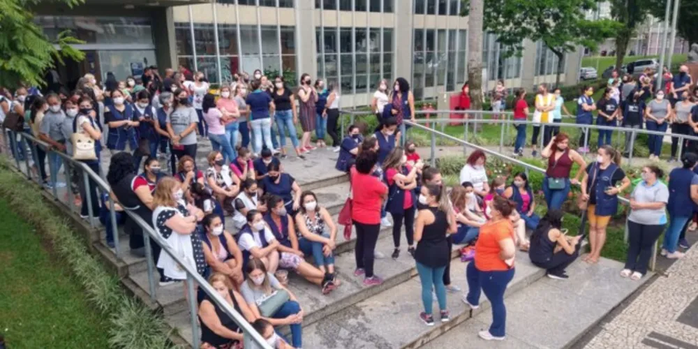 Professores participaram de Assembleia na tarde desta sexta-feira (18).