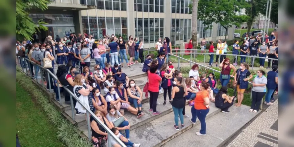 Professores participaram de Assembleia na tarde desta sexta-feira (18).