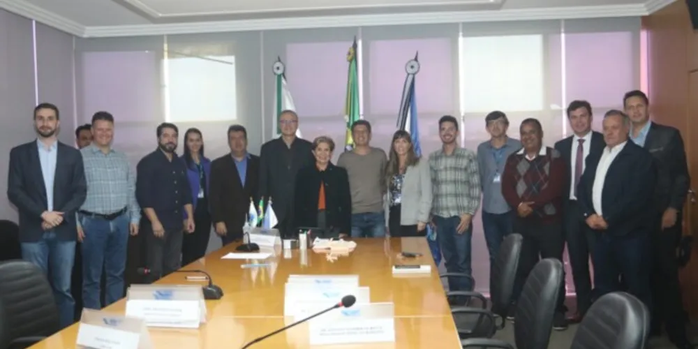 Lideranças do Poder Executivo e Legislativo de Ponta Grossa, junto de representantes do Sebrae.